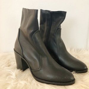 Black size 6 crosswalk boots